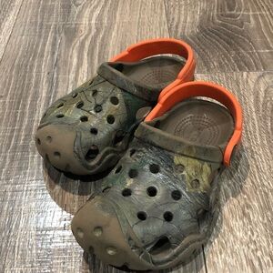 Crocs Size 8 Toddler Camo CROCS with Orange Heel Strap